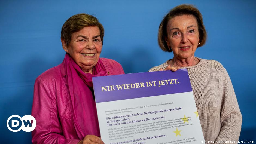 Holocaust survivors urge young EU voters to shun far right – DW – 06/04/2024