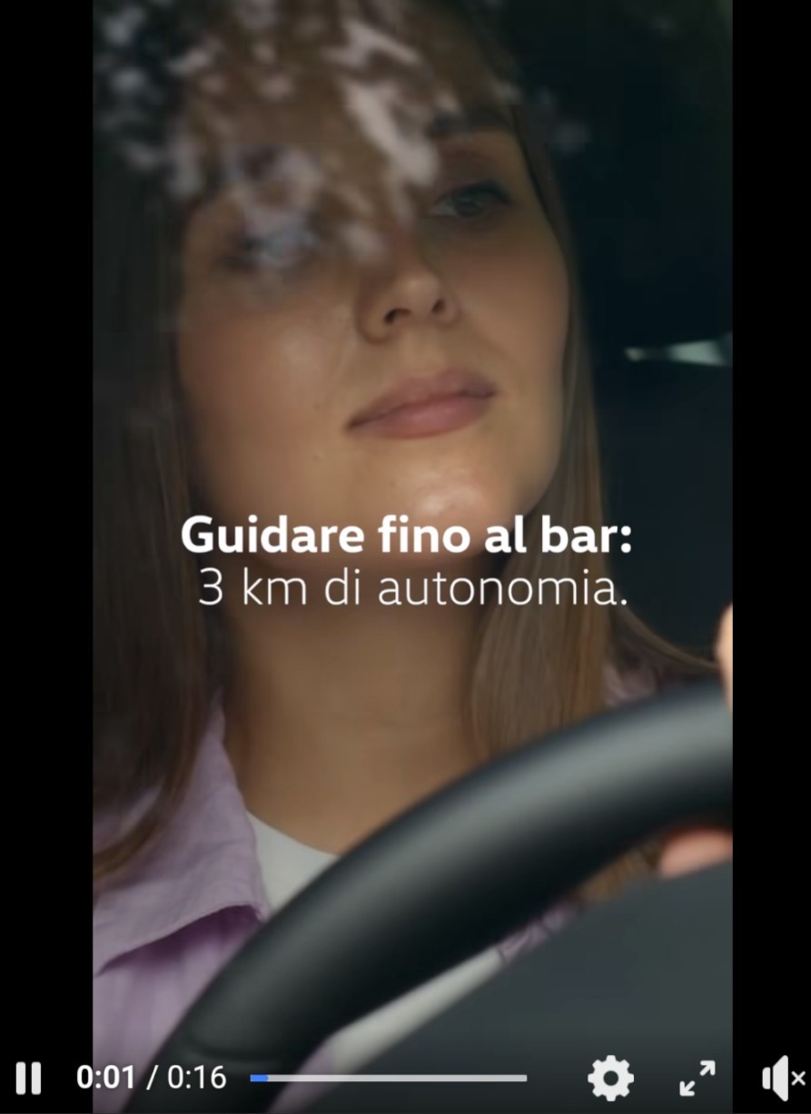 Fotogramma della pubblicità di auto un cui la protagonista sta guidando e in sovraimpressione appare la scritta "guidare fino al bar: 3km di autonomia"

Il video pubblicizza un sistema per cui l'utente viene avvisato da remoto sullo stato della ricarica della propria auto, così da regolarsi a seconda delle necessità