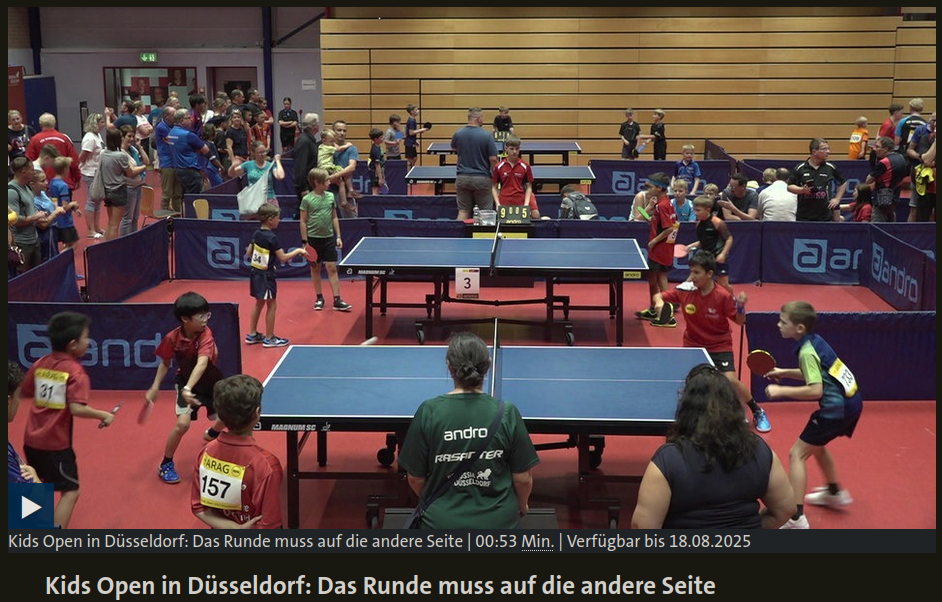 Szene aus dem Turnier - an mehreren Tischen spielen Kinder Doppel
Untertitel: "Kids Open in Düsseldorf: Das Runde muss auf die andere Seite"